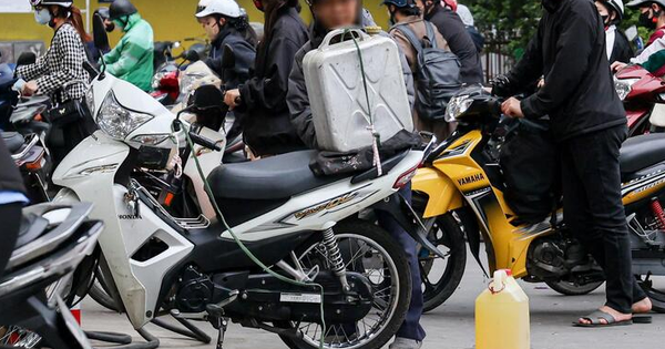Người dân mang can mua, chuyên gia nói nguồn xăng trong nước cơ bản vẫn bảo đảm