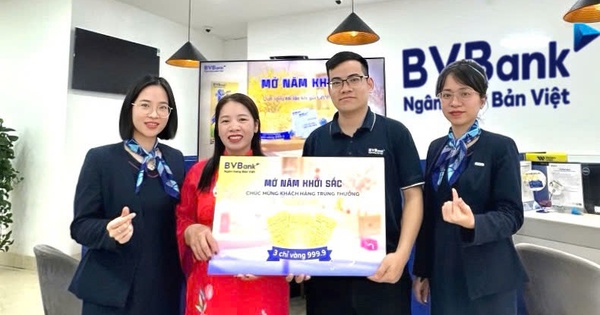 Khách hàng đầu tiên trúng vàng 999.9 từ chương trình “Mở Năm Khởi Sắc” của BVBank