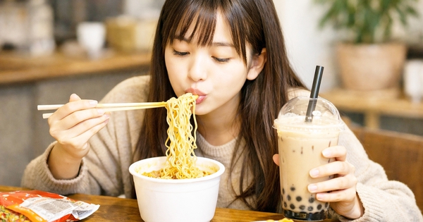 Nữ sinh 18 tuổi suýt hỏng thận vì thói quen ăn mì tôm, trà sữa thay nước lọc