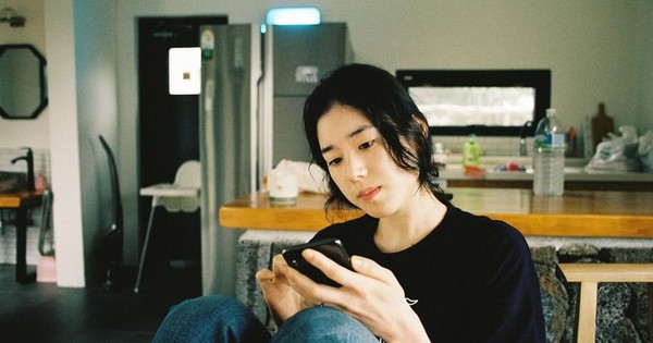 10 năm đi Nhật về lần đầu tôi dẫn mẹ đi du lịch Đà Nẵng: Vừa ngồi vào bàn ăn mẹ hỏi 1 câu, tôi trốn vào nhà vệ sinh khóc