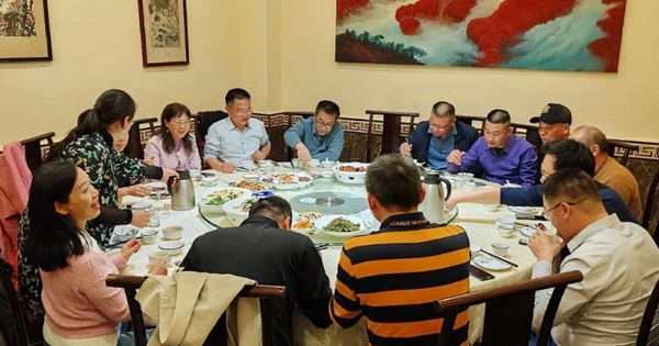 Đi họp lớp được hỏi đến bằng xe gì, tôi trả lời đi xe buýt: Về đến nhà, nhận được tin nhắn cả đời không thể quên