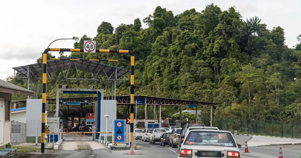 Xe phải đổ gần đầy bình xăng dầu mới được nhập cảnh nước láng giềng của Việt Nam