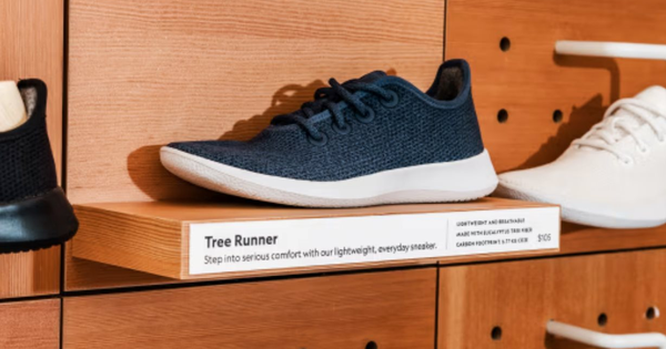 Dấu chấm hết của 1 startup giầy 4 tỷ USD: Vừa phải bán mình với giá gần như bằng 0, cổ phiếu 'bốc hơi' 95% kể từ khi lên sàn