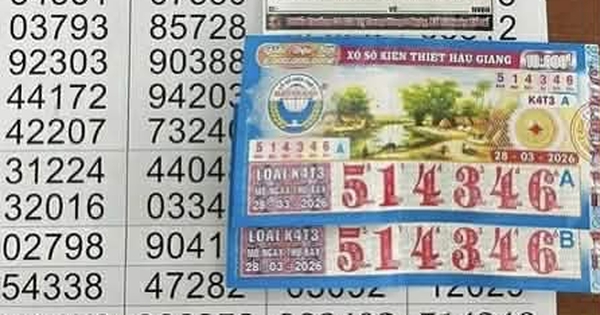 Đôi vợ chồng trùm kín mít đến đại lý vé số, mang về số tiền “lớn”