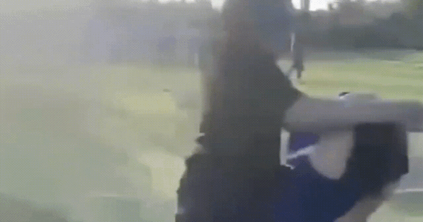 Xem clip con trai bị bạn đánh tới tấp, người mẹ lập tức báo công an