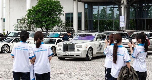 Sinh viên tại Hà Nội trầm trồ trước dàn Ferrari, Rolls-Royce và Range Rover của ông Đặng Lê Nguyên Vũ