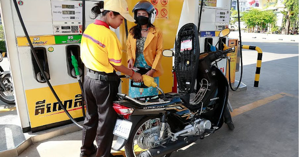 Trong khi láng giềng ban bố tình trạng khẩn cấp vì xăng dầu, Việt Nam gây bất ngờ khiến báo Nga thán phục