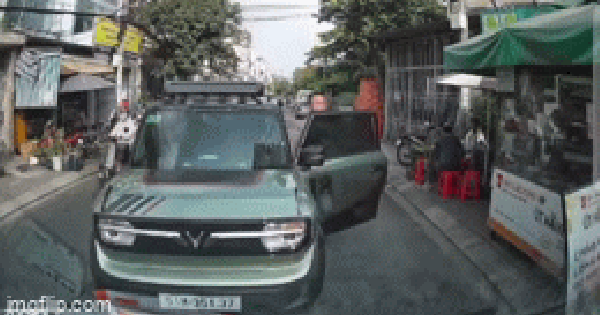 Tài xế vứt ô tô giữa đường bỏ đi, vài phút sau quay lại chửi bới, dọa đánh người