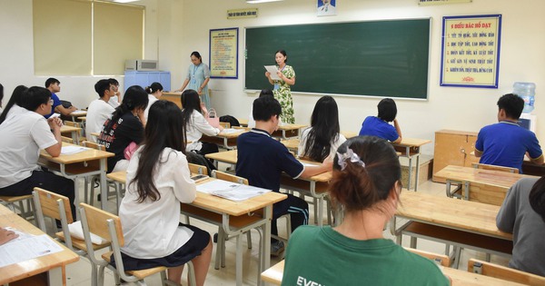 Cục A03 cảnh báo gian lận tinh vi kỳ thi THPT: Thí sinh đeo tai nghe siêu nhỏ chỉ bằng hạt gạo