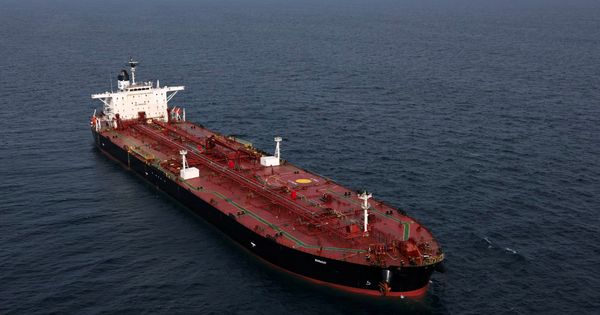 Siêu tàu treo cờ Nga, có khả năng chở hơn 2 triệu thùng dầu, bất ngờ được đi qua eo biển Hormuz: Iran có ý định gì?