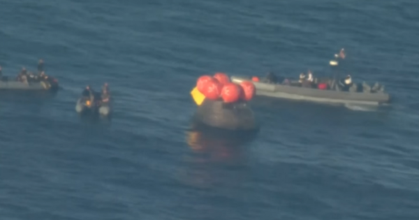 Cận cảnh chiến dịch cứu hộ Artemis II sau khi tiếp nước