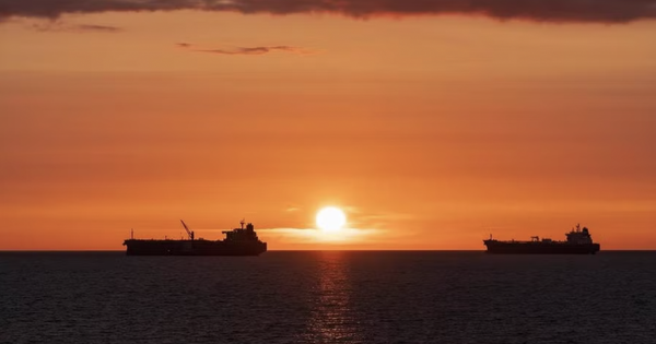 Bao nhiêu tàu đang chờ được phép đi qua eo biển Hormuz an toàn?