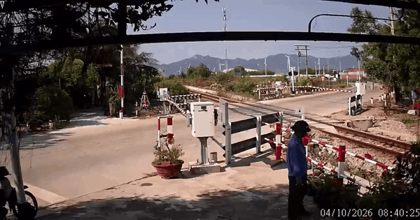 Clip người phụ nữ lao vào rào chắn, ngã trên đường ray khi tàu đang tới: Danh tính và cái kết