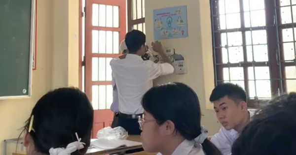 Lớp hỏng quạt giữa cái nắng 37 độ C, hành động của thầy giáo dạy Lý sau đó khiến trò phải cắt clip khoe ngay lên mạng