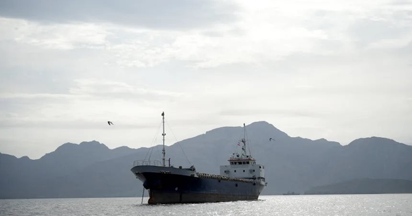 Vì sao ông Trump lại đe dọa đóng cửa eo biển Hormuz vốn đang bị Iran phong tỏa?