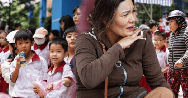 Cảnh tượng lạ giữa trưa nắng trước Trường Tiểu học Bình Quới Tây sau vụ 202 học sinh nghi ngộ độc ở TP.HCM