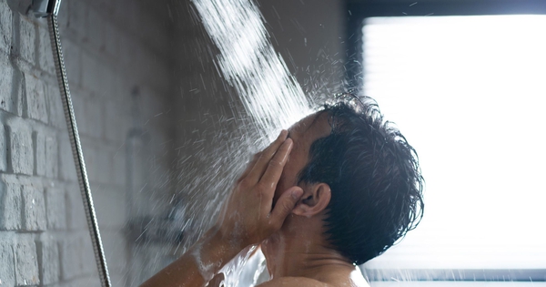 Tắm đêm có thực sự là “thủ phạm” gây ra đột quỵ?