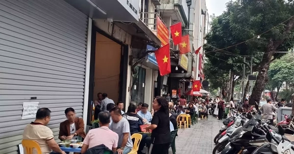 Hà Nội: 2 chỉ huy và 14 cán bộ công an phường 'không hoàn thành nhiệm vụ' vì để vi phạm trật tự đô thị, ùn tắc