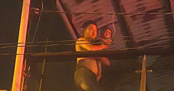 Hình ảnh Đại úy công an băng mình qua lửa, cởi áo che cho bé 18 tháng tuổi gây xúc động mạnh