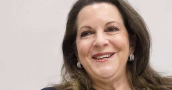 Bị từ chối thăng chức, người phụ nữ vay 2,3 tỷ USD mua lại công ty, sa thải sếp cũ