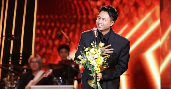 Nhạc sĩ 8X vừa giữ vai trò Giám đốc âm nhạc, vừa “ẵm” luôn giải thưởng cao quý tại Lễ trao giải Cống hiến lần thứ 20