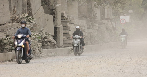 Người Hà Nội 'ngộp thở' giữa bụi mịt mù từ công trình xây dựng