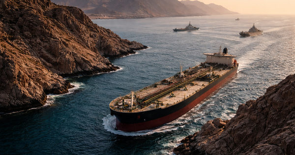 Siêu tàu chở 2 triệu thùng dầu 'âm thầm' áp sát Iran: Lộ cách 'qua mặt' phong tỏa Hormuz của Mỹ