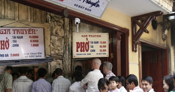 Phở Bát Đàn tăng giá chóng mặt sau 20 năm, chỉ có quả trứng là còn nương tay với ví tiền của thực khách
