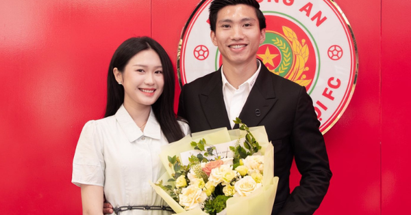 Đoàn Văn Hậu tự tung ảnh nét căng, ôm eo bà xã Doãn Hải My cực tình tứ trong ngày đặc biệt