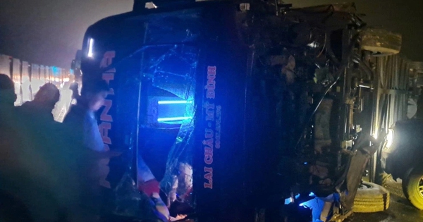 Lật xe khách trên cao tốc Nội Bài - Lào Cai, nhiều người bị thương