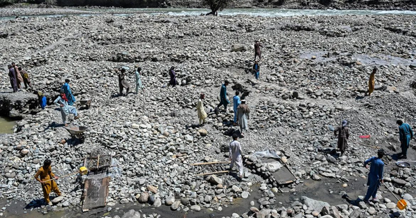 Phát hiện hàng trăm người tụ tập ở một con sông tìm thứ bé như hạt gạo, kiếm hơn 3 triệu đồng trong 1 tuần