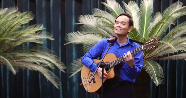Clip Bí thư Thành ủy TPHCM ôm đàn, hát khi gặp gỡ thanh niên
