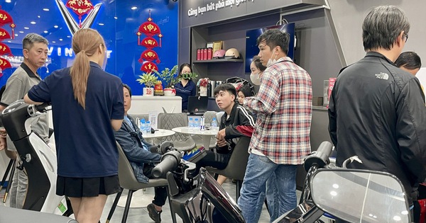 Khách TP.HCM nườm nượp mua xe điện, sẵn sàng cọc trước giữ chỗ vì đại lý hết xe