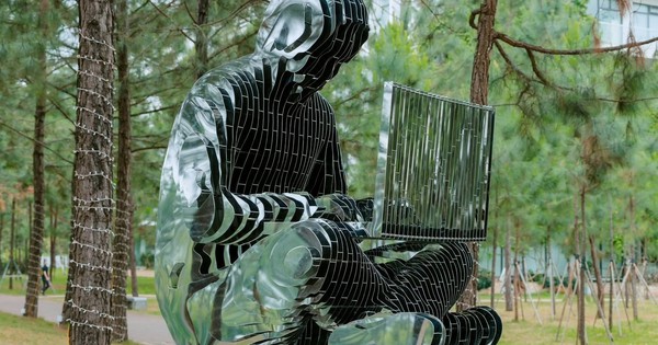 Tượng “cha đẻ” Bitcoin xuất hiện tại Trường Đại học FPT