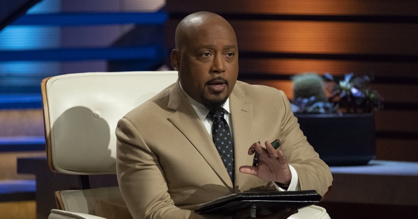 Vừa nghèo vừa không có quan hệ, người đàn ông này vẫn thành tỷ phú, nắm trong tay NGHÌN TỶ nhờ tư duy dạy con ĐỈNH CAO của mẹ!