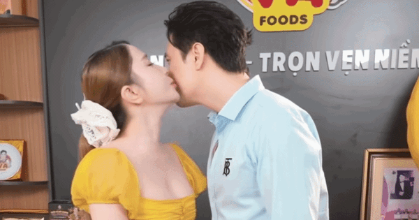 Quỳnh Nga thơm má Việt Anh ngay trên sóng, công khai sau 7 năm mập mờ?