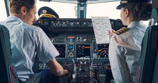Phát ra tiếng “mèo kêu, chó sủa” khi bay: Hai phi công bị điều tra