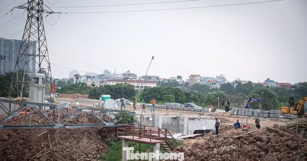 Hà Nội gấp rút lắp đặt bơm dã chiến chống ngập Đại lộ Thăng Long