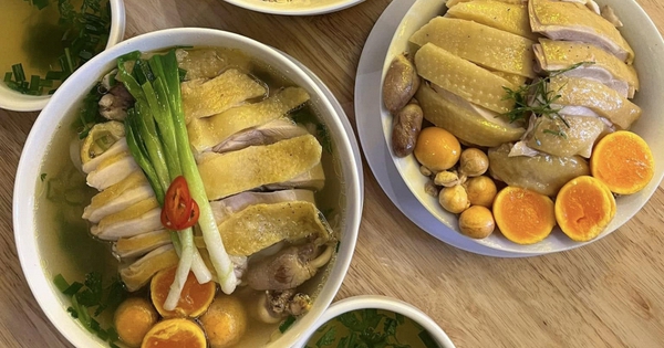 Ăn 2 bát phở, 1 đĩa gà và cốc nước cam hết 900.000 đồng ở Hà Nội, khách đăng lên mạng: Chủ quán nói lý do