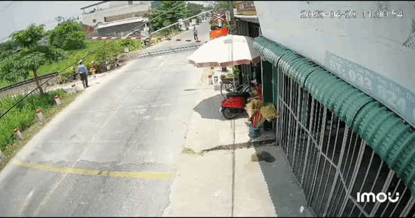 Clip nhân viên đường sắt đá người đàn ông tông gãy gác chắn: Thông tin bất ngờ về tài xế
