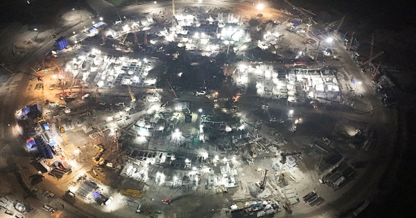 Đại công trường rực sáng xuyên đêm, tăng tốc xây sân vận động lớn nhất thế giới