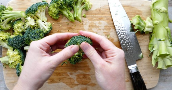Lời khuyên của chuyên gia đến những người thích ăn bông cải xanh: 2 thứ này chống ung thư gấp 100 phần bông, toàn bị bỏ