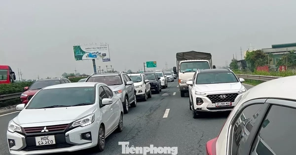 Cao tốc ‘đóng – mở’ để phân luồng dòng xe cuồn cuộn ngày đầu nghỉ lễ