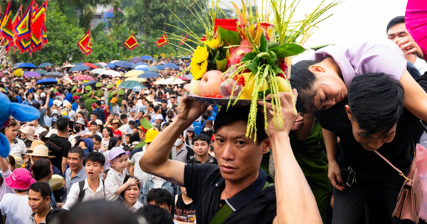 Biển người đổ về Đền Hùng trong ngày Giỗ Tổ Hùng Vương: Người dân đội lễ chen chân hành hương, ngất xỉu giữa dòng người đông đúc