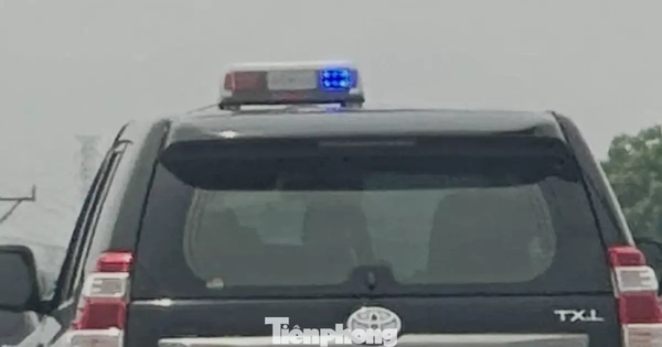 Cục CSGT xác minh ô tô biển trắng gắn còi hú, đèn xoay phóng như bay trên cao tốc