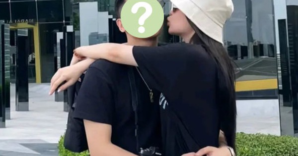 Nam ca sĩ Việt bị khui ảnh du lịch cùng vợ ngoài ngành