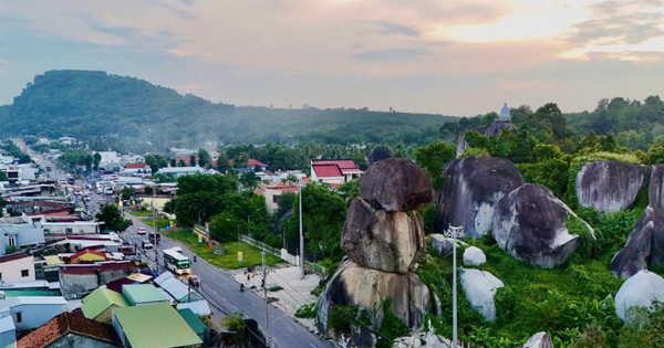 Việt Nam có hòn đá niên đại triệu năm cạnh đường lớn: Ở nơi sắp lên thành phố trực thuộc Trung ương