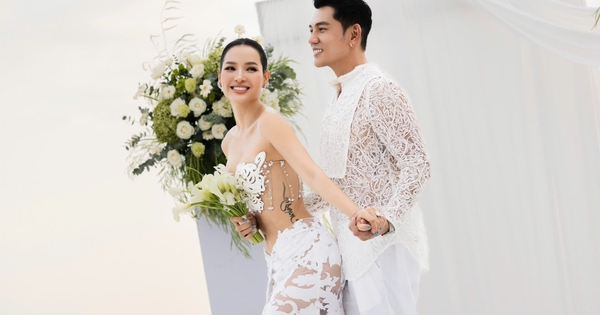 Cặp đôi diễn viên - ca sĩ Việt tổ chức lễ cưới ở biển, cô dâu diện hở đến mức chưa ai dám thử!
