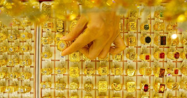 Tối 28/4, giá vàng giảm mạnh