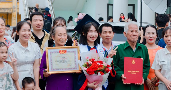 Tốt nghiệp mà ngỡ dạm ngõ: Nữ sinh thủ khoa thuê hẳn xe 29 chỗ đưa cả đại gia đình đi nhận bằng